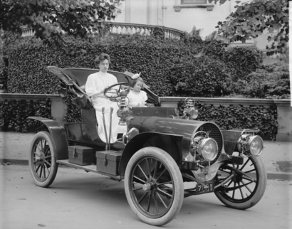 Figure 1: 1907 Franklin Model D roadster. Photograph by Harris & Ewing, Inc. [Public domain], via Wikimedia Commons. (https://goo.gl/VLCRBB).